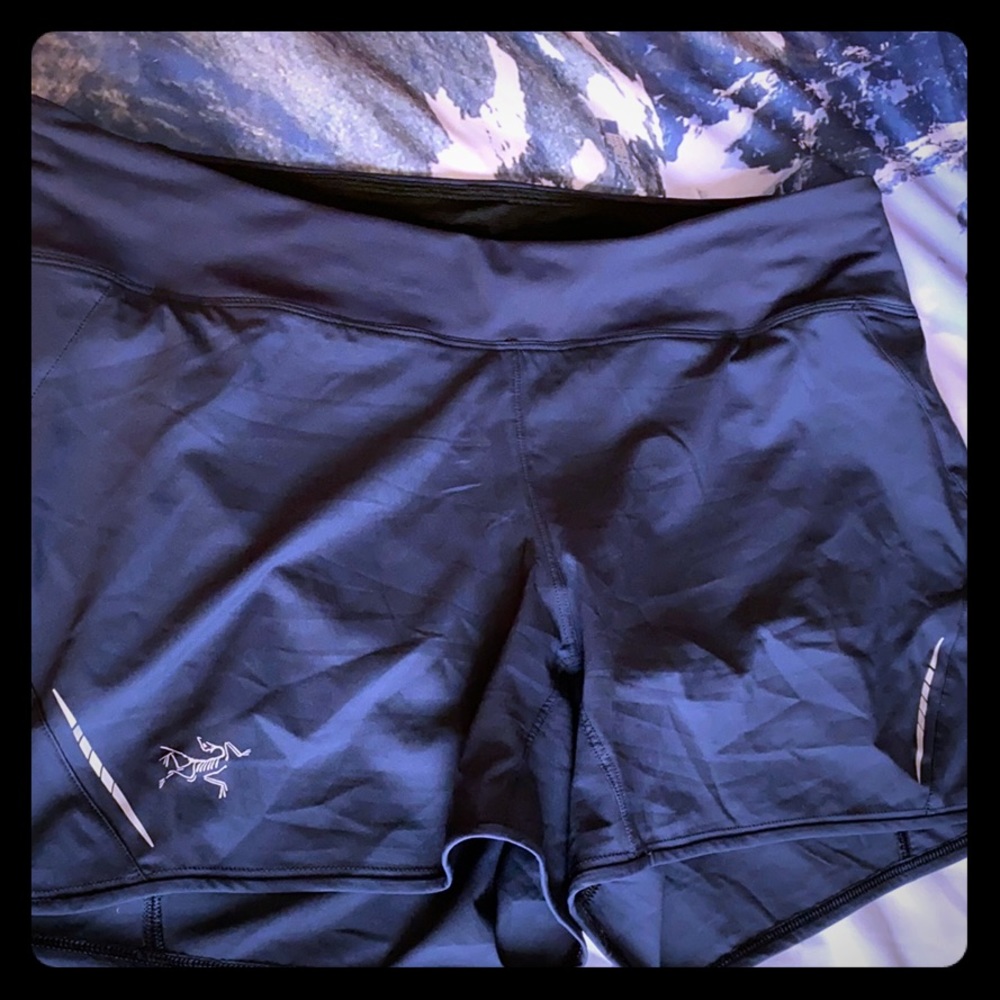 Women’s arc’tertx athletic shorts navy size L
